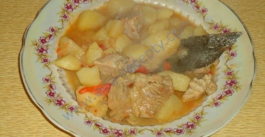 Тушеная картошка с мясом в кастрюле