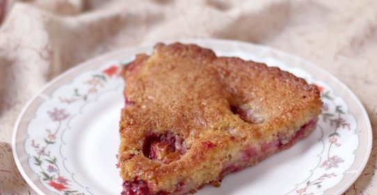 Кукурузная шарлотка со сливами