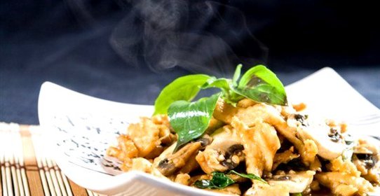 Куриное филе с базиликом и соевым соусом