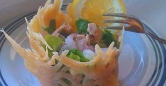Сырные корзиночки: салат с креветками