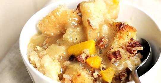 Хлебный пудинг с персиками и орехами