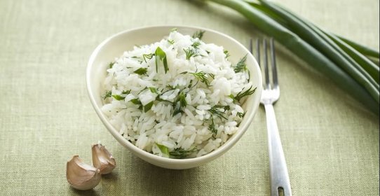 Рис с укропом, чесноком и зеленым луком