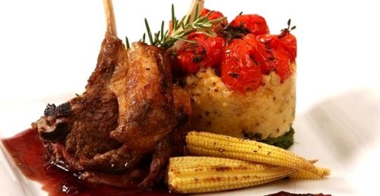 Баранина с быстрым вишневым соусом с базиликом