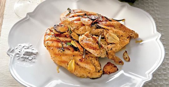 Цыпленок на гриле под кирпичом