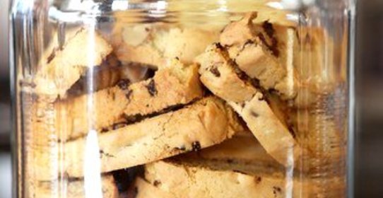 Бискотти с черным перцем и инжиром