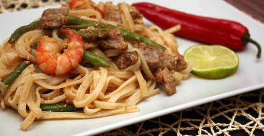 Рисовая лапша с мясом и креветками