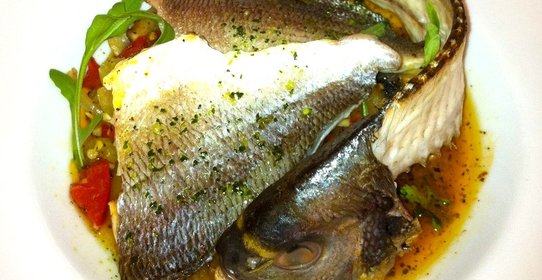 Филе дорады с овощами на винных парах