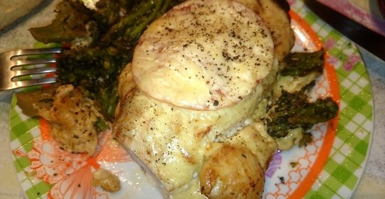 Куриное филе в духовке под сыром с овощами