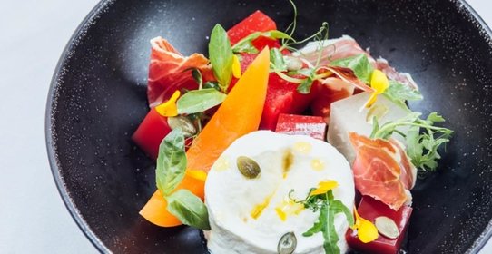 Пармская ветчина с творожным муссом, арбузным желе, дыней и тайским сиропом