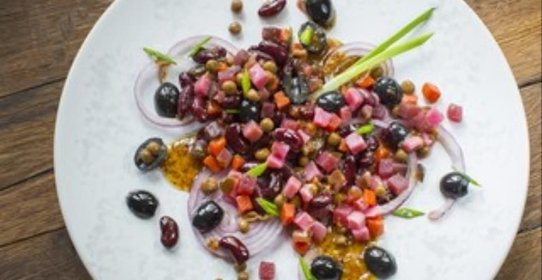 Винегрет с красной фасолью, маслинами и медово-горчичной заправкой