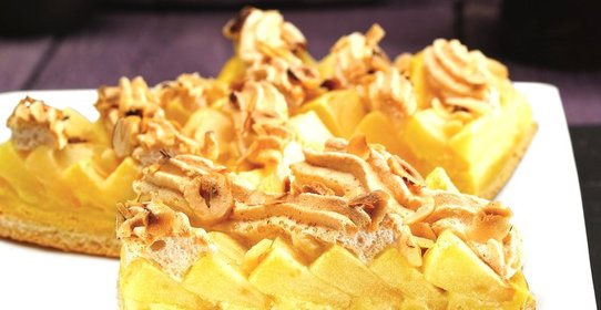 Пирог яблочный с безе и с корицей