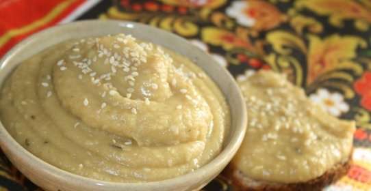 Хумус с лимонным соком, кунжутом и прованскими травами