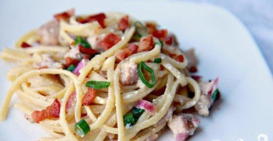 Паста с курицей, беконом и рикоттой