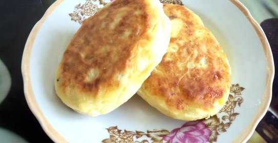 Картофельные пирожки с колбасой и сыром