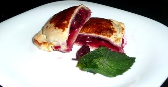 Дрожжевые пирожки с вишней