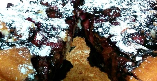 Быстрый пирог с замороженными ягодами (вишней)