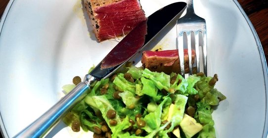 Тунец с капустой, авокадо и чечевицей