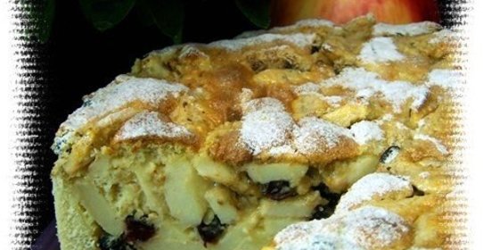 Яблочный пирог с миндалем, клюквой и изюмом