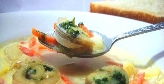 Сливочный суп с рыбными рулетиками