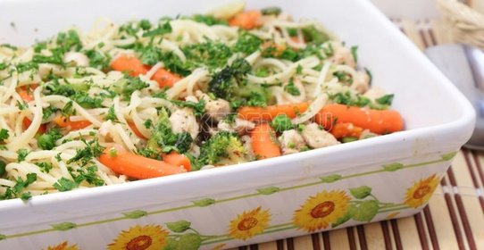 Спагетти с курицей и овощами