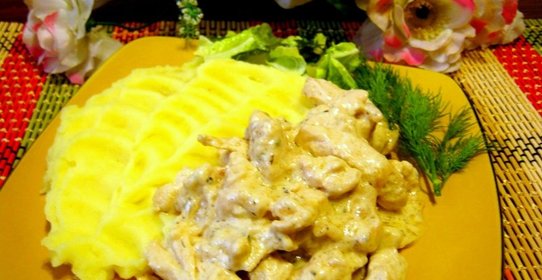 Куриное филе в сливочно-сырном соусе.