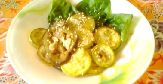 Теплый салат из кабачков и баклажанов с карри, жареным чесноком и кунжутом