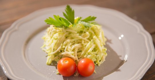 Спагетти из кабачка под ореховым соусом