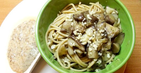 Спагетти с маслятами и грибным соусом