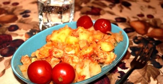 Картофель тушеный с мясом и цветной капустой