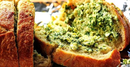 Хлеб с артишоками, сыром и чесноком