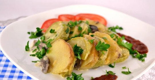 Молодой картофель запеченный с кабачками и шампиньонами