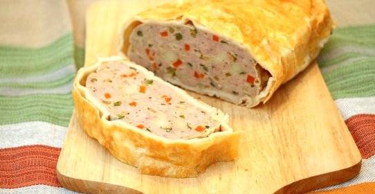 Мясной рулет в слоеном тесте