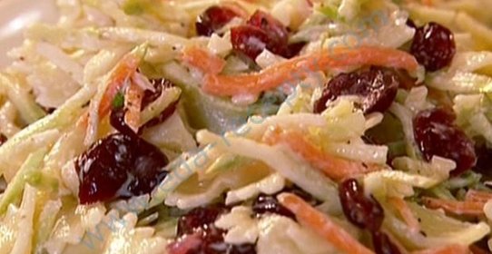 Салат из макарон с брокколи и клюквой