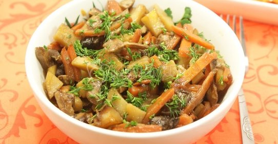 Картофель тушеный с белыми грибами