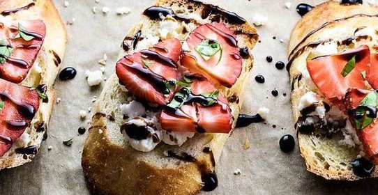 Брускетта с клубникой и козьим сыром