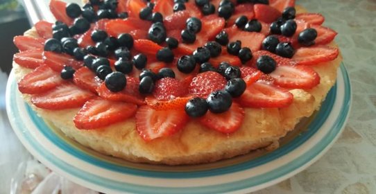Пирог Нежность с клубникой и голубикой