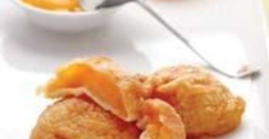 Оладьи из абрикосов с соусом из манго с корицей