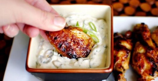 Крылышки с цедрой и соусом из кинзы