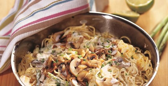 Лапша тальолини с грибами и спаржей в сливочном соусе