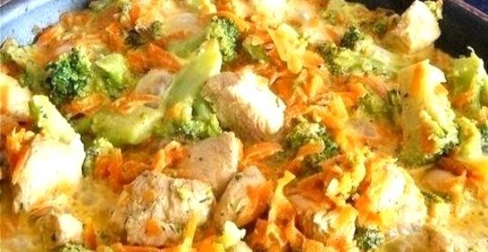 Курица с брокколи и морковью, тушеная в сливках