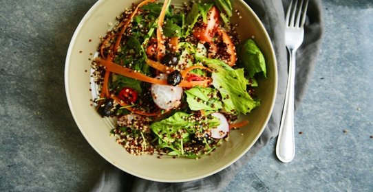 Овощной салат с киноа