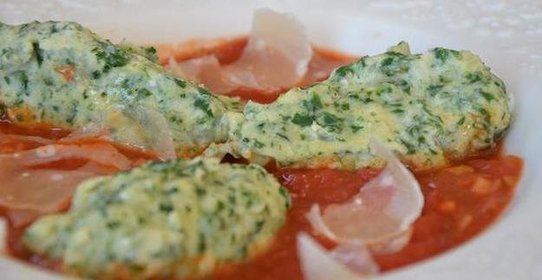 Оладьи из шпината в томатном соусе