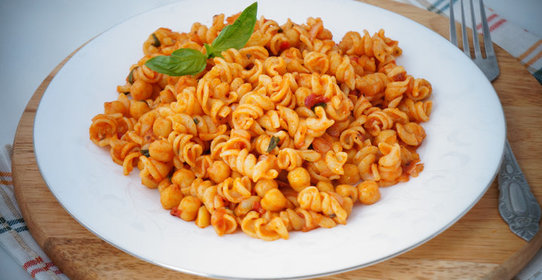 Паста с нутом и томатным соусом