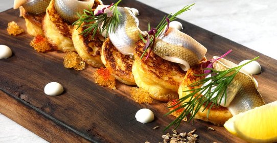 Картофельные блинчики с маринованной корюшкой