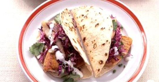 Лепешки с рыбой и красной капустой