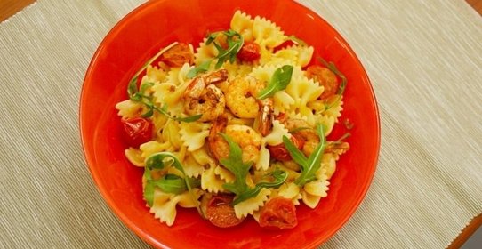 Паста с креветками и черри