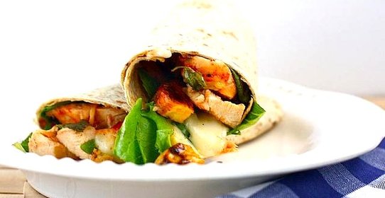 Лепешки с курицей, шпинатом и сыром Бри