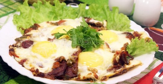 Яичница глазунья с помидорами и халапеньо