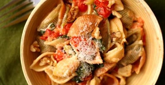 Паста с мангольдом, помидорами и сыром