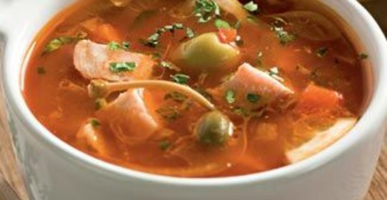 Солянка с грудинкой, приготовленной с луковой шелухой